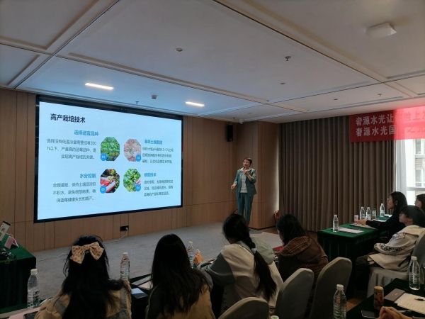 省重点实验室科研人员为“西昌市2025年深化家庭农场和农民合作社带头人职业化试点工作产业发展专项培训（种植班）”培训授课