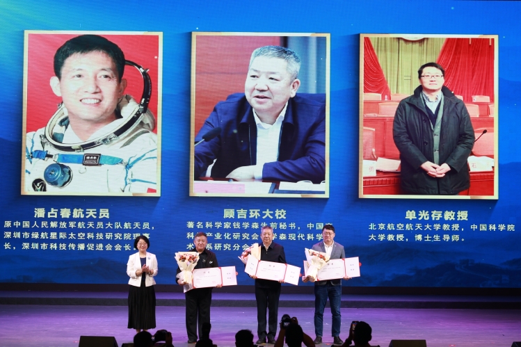 6T0A0159潘占春等聘书近